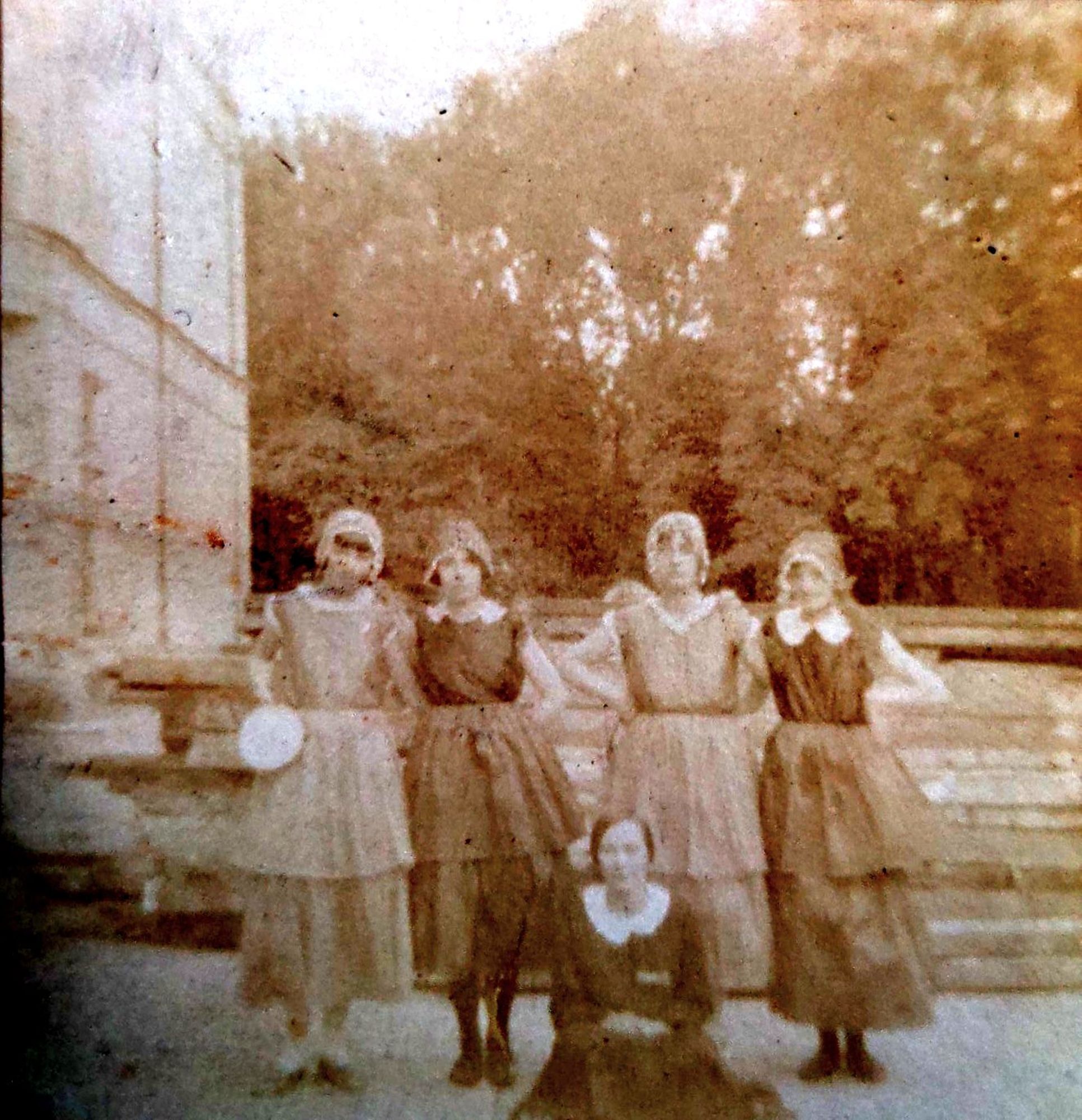 Photographie de cinq jeunes filles interprétant la Cigale et la Fourmi